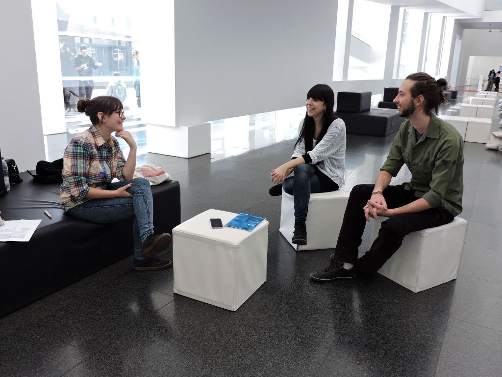 Celeste Marí, Núria Gómez i Borja Pastori durant l’entrevista al Hall del MACBA