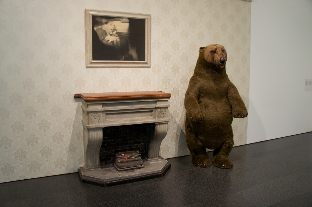 La obra de Carlos Pazos Mi pathos doy que obre la exposició 