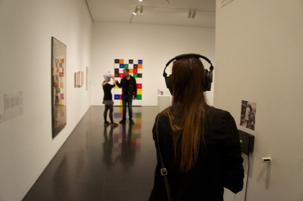 Dispositius auditius i llibres complementen i enriqueixen el discurs curatorial al llarg de la exposició