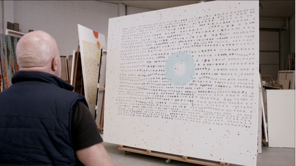 Ferran Garcia Sevilla observant la seva obra.