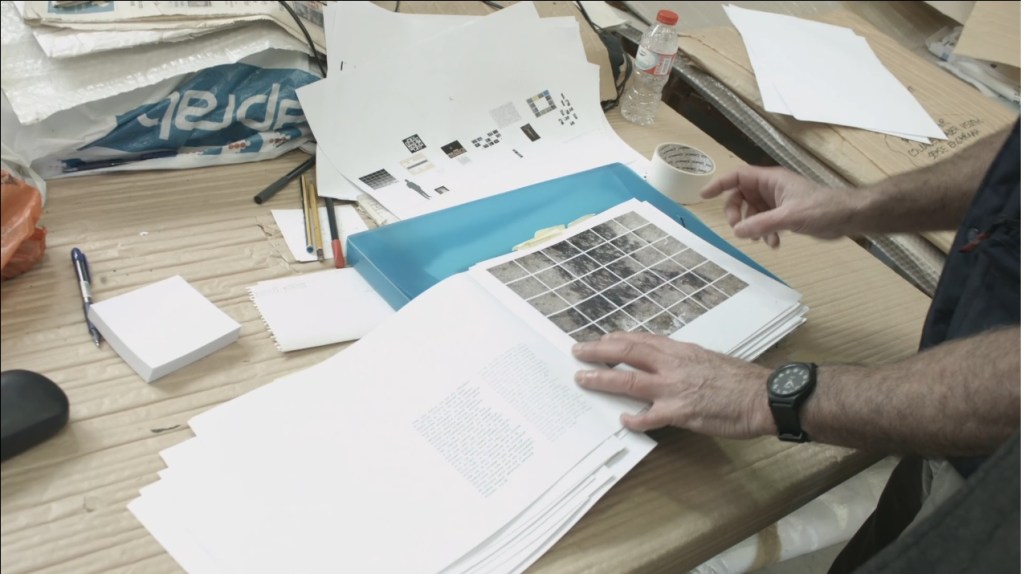 Ferran Garcia Sevilla mostra el dossier sobre l'exposició que havia d'anar destinada al MACBA