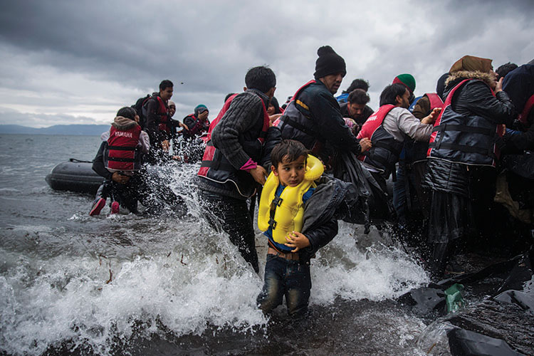 Un desembarcament de refugiades a la costa grega de Lesbos. En un dia de bona mar poden arribar unes tres mil persones a les costes gregues en barques sobrecarregades Santi Palacios